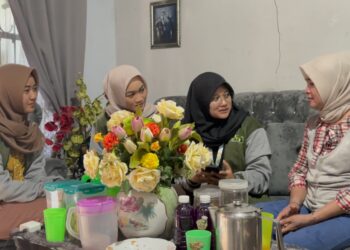 Dampingi UMKM Morokrembangan, Mahasiswa KKN UPN Veteran Jatim Perkuat Branding dan Pemasaran Digital