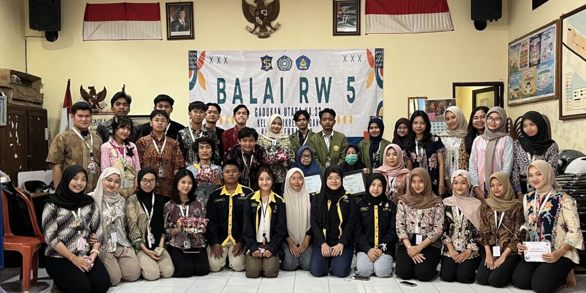 Pelatihan Tas Bungkus Kopi, Kolaborasi Mahasiswa KKN UPNVJT dan Pengrajin Limbah Morokrembangan