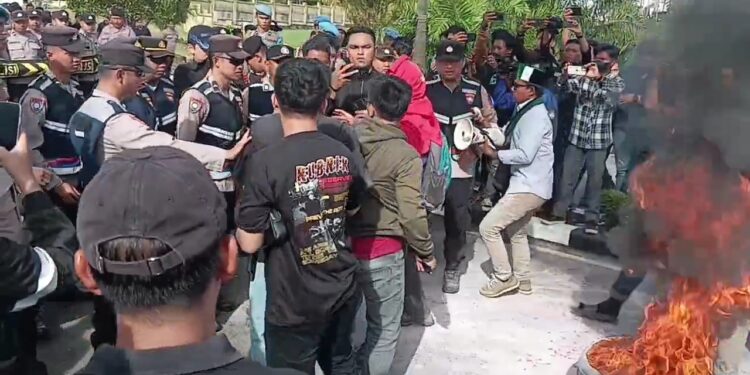 Demo di Mapolda Kaltara, Tuntut Kapolda Mundur! Satu Mahasiswa Terluka dan Dua Luka Bakar