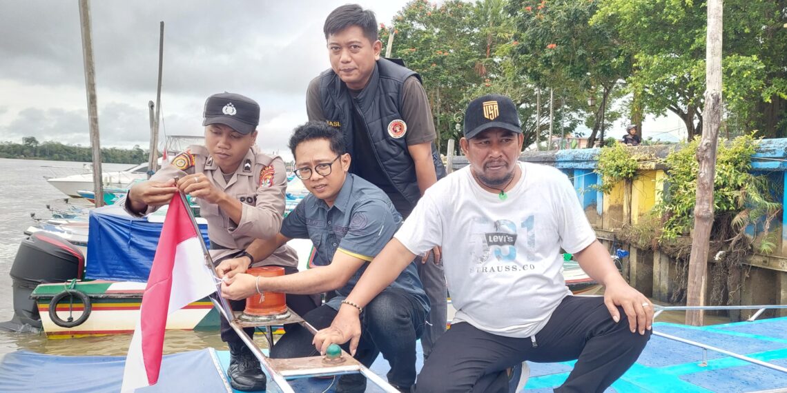 PWI dan Polda Kaltara Bagikan Bendera Merah Putih untuk Speedboad, Semarakkan HUT ke-80 RI