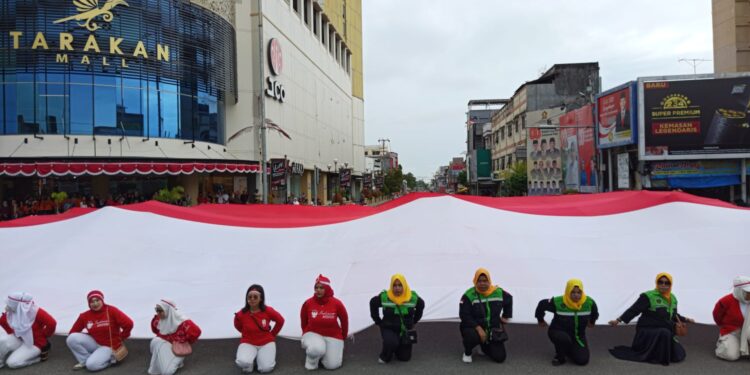 Bentangkan Bendera Merah Putih Sepanjang 17 meter, Warnai Peringatan HUT ke-80 RI di Simpang Empat GTM