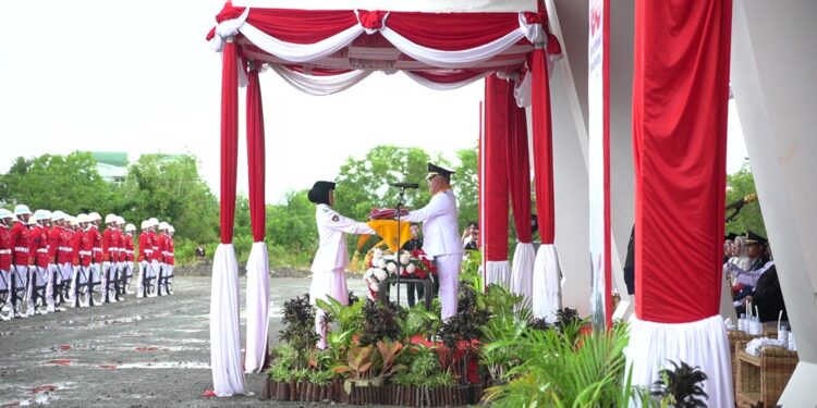 Perdana Digelar di Halaman TACC Tarakan, Walikota Khairul Pimpin Upacara HUT ke-80 Kemerekaan RI