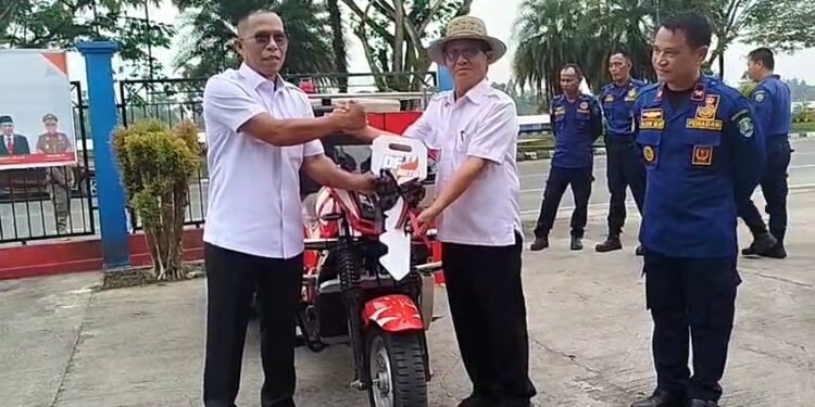 Agar Kebakaran di Desa Cepat Tertangani, Bupati Bulungan Salurkan Bantuan Mini Damkar Roda Tiga