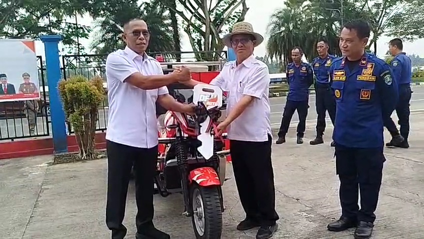 Agar Kebakaran di Desa Cepat Tertangani, Bupati Bulungan Salurkan Bantuan Mini Damkar Roda Tiga