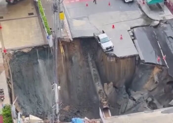 Lubang Raksasa 50 Meter di Depan Rumah Sakit Bangkok!