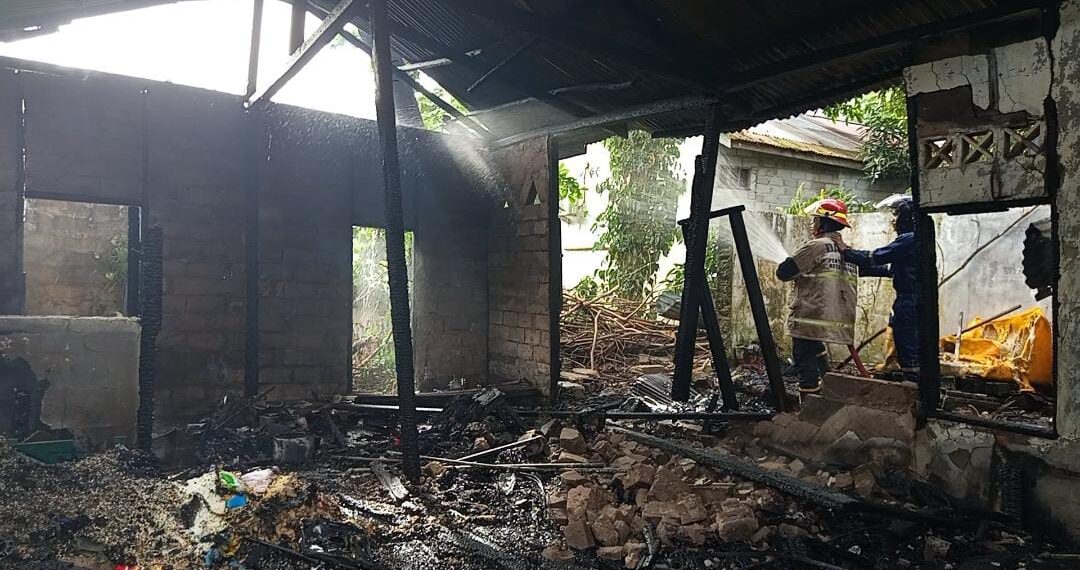 Saat Pemilik Sedang Pergi Bekerja, Rumah di RT 28 Sebengkok Hangus Terbakar