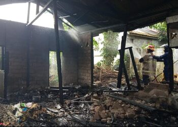 Saat Pemilik Sedang Pergi Bekerja, Rumah di RT 28 Sebengkok Hangus Terbakar