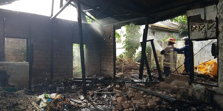 Saat Pemilik Sedang Pergi Bekerja, Rumah di RT 28 Sebengkok Hangus Terbakar