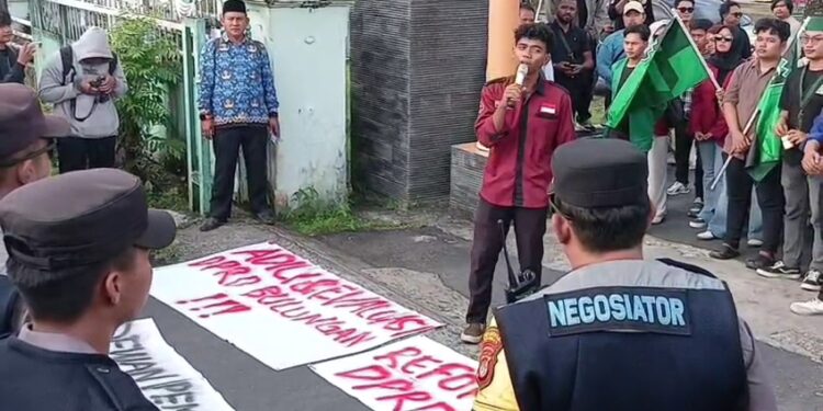 Geruduk Kantor DPRD Bulungan, Pendemo Desak Pecat Dewan Yang Terlibat Pengeroyokan