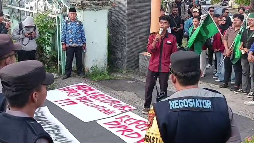 Geruduk Kantor DPRD Bulungan, Pendemo Desak Pecat Dewan Yang Terlibat Pengeroyokan