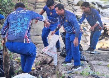Ditpolairud Polda Kaltara Pelopori Bersih-Bersih Pelabuhan Feri Juata Laut