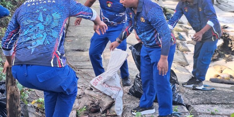 Ditpolairud Polda Kaltara Pelopori Bersih-Bersih Pelabuhan Feri Juata Laut