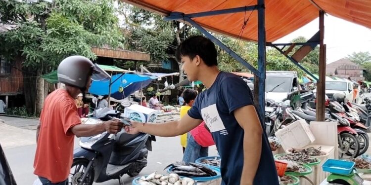 Iman Racham, Lulusan S1 Terbaik yang Tak Malu Jual Ikan di Pasar Sore