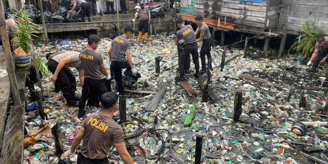 Respons Isu “Laut Bukan Tempat Sampah”, Polres Tarakan Bersihkan Pesisir Selumit Pantai