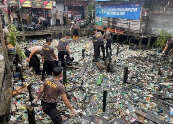 Respons Isu “Laut Bukan Tempat Sampah”, Polres Tarakan Bersihkan Pesisir Selumit Pantai