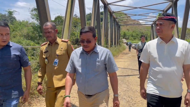 Wagub Ingkong Prihatin, Saat Tinjau Kondisi Jembatan Pedalaman Apau Kayan