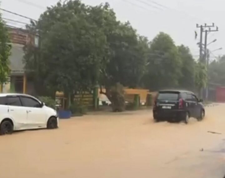 Banjir Genangi Jalan dan Pemukiman di Berau! Warga Resah, Curigai Proyek Drainase Terbaru