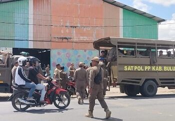 Tak Mau Rugi, PKL Protes Saat Satpol PP Bulungan Tertibkan Tepian Sabanar Lama