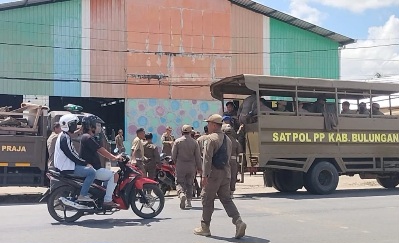 Tak Mau Rugi, PKL Protes Saat Satpol PP Bulungan Tertibkan Tepian Sabanar Lama