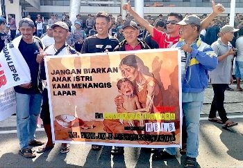 Massa Padati Kantor Gubernur, Tolak Aturan MBLB Yang Memberatkan