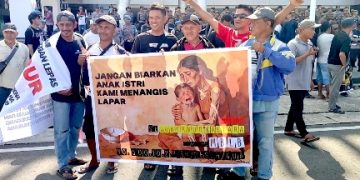 Massa Padati Kantor Gubernur, Tolak Aturan MBLB Yang Memberatkan