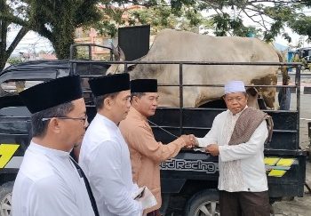 Usai Salat Id Bareng Warga, Gubernur Zainal Serahkan Kurban untuk Kaltara