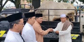 Usai Salat Id Bareng Warga, Gubernur Zainal Serahkan Kurban untuk Kaltara