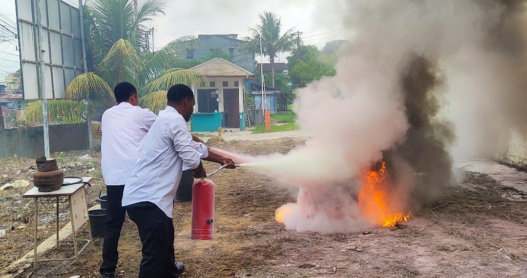 Cegah Risiko Sejak Dini, PLN UPP KLT 3 Latih Pegawai Tanggap Darurat Kebakaran