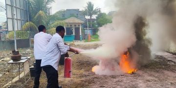Cegah Risiko Sejak Dini, PLN UPP KLT 3 Latih Pegawai Tanggap Darurat Kebakaran