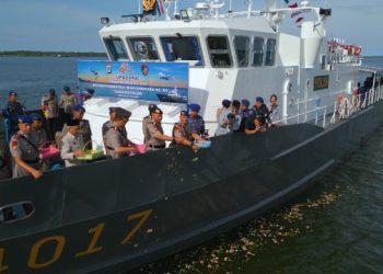 Tabur Bunga di Perairan Pulau Sadau, Ditpolairud Polda Kaltara Kenang Pengabdian Pahlawan
