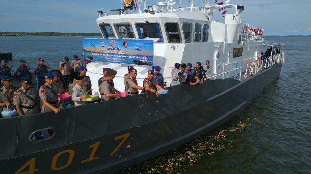 Tabur Bunga di Perairan Pulau Sadau, Ditpolairud Polda Kaltara Kenang Pengabdian Pahlawan