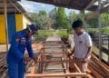 Lewat “Polisi Penolong”, Personel Patroli SBU XXXIV-2002 Bantu Nelayan Bangun Keramba Ikan