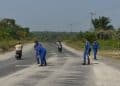 Cegah Kecelakaan, Ditpolairud Kaltara Bersihkan Pasir di Jalan Juata Laut
