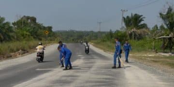 Cegah Kecelakaan, Ditpolairud Kaltara Bersihkan Pasir di Jalan Juata Laut