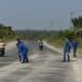 Cegah Kecelakaan, Ditpolairud Kaltara Bersihkan Pasir di Jalan Juata Laut