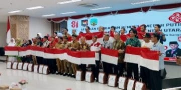 Bagikan 4.000 Lebih Bendera, Gubernur Pastikan Merah Putih Berkibar di Seluruh Sudut Kaltara