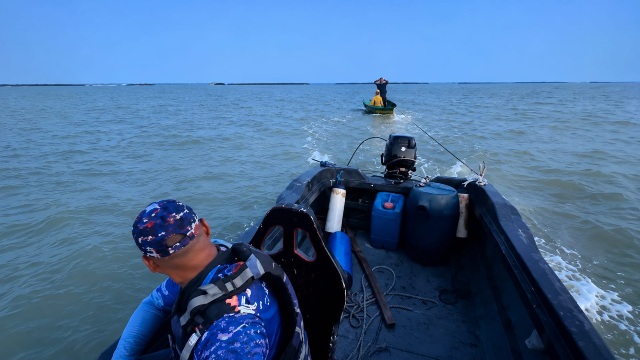 Mesin Perahu Mati di Tengah Laut, Polisi Patroli Tarik Nelayan ke Lokasi Aman