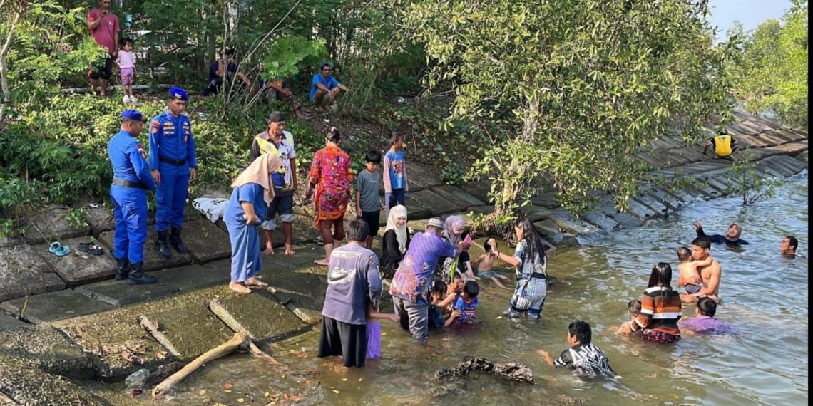 Ditpolairud Polda Kaltara Bantu Pengamanan Giat Tolak Bala Warga Juata