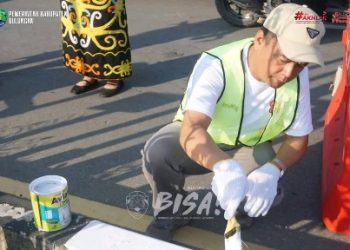 Wabup Kilat Turun Langsung, Cat dan Bersihkan Jalan Nasional di Bulungan