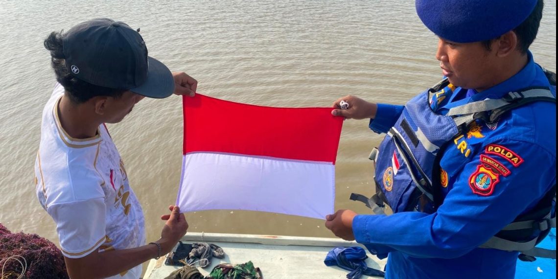 Jelang HUT ke-81 RI, Unit Patroli Sebatik Bagikan Bendera ke Nelayan