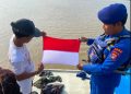 Jelang HUT ke-81 RI, Unit Patroli Sebatik Bagikan Bendera ke Nelayan