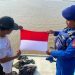Jelang HUT ke-81 RI, Unit Patroli Sebatik Bagikan Bendera ke Nelayan