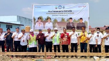 Gubernur Zainal Lakukan Peletakan Batu Pertama Gedung Baru SMAN 2 Tanjung Selor