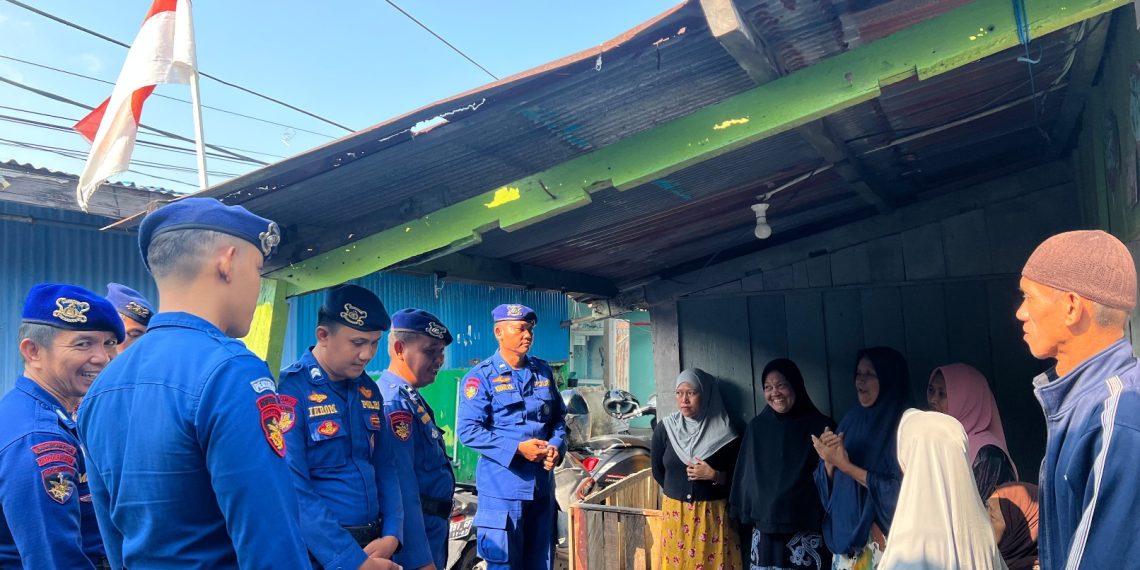Bakti Sosial Jumat Berkah, Ditpolairud Berbagi dengan Warga Jembatan Besi