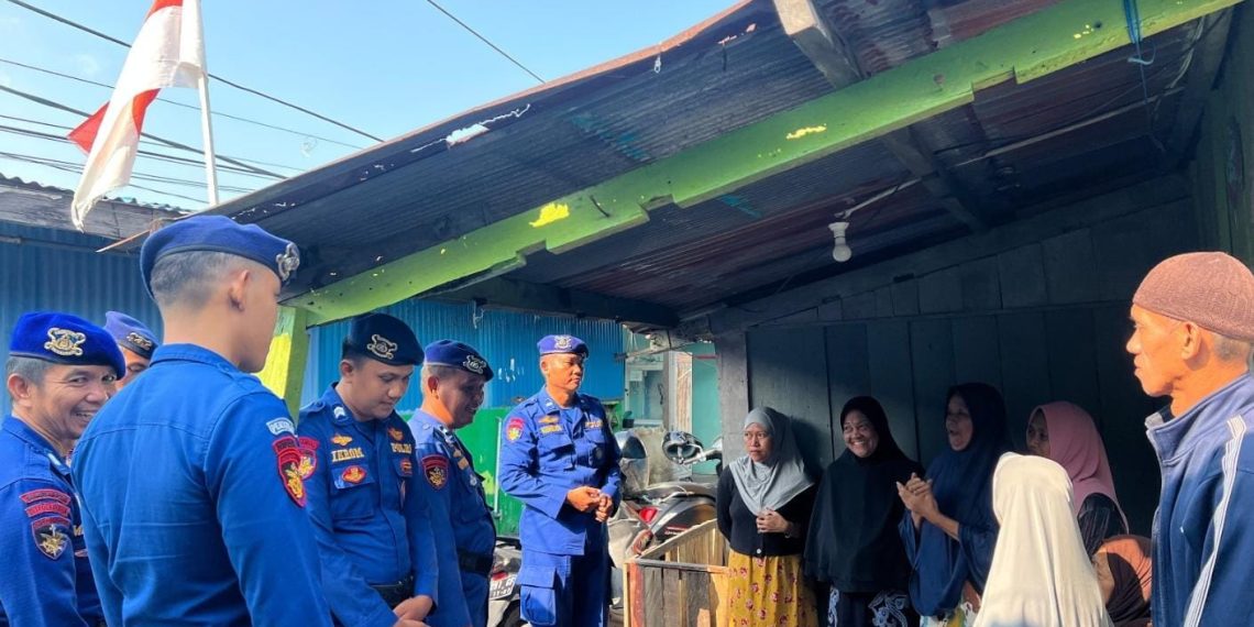 Bakti Sosial Jumat Berkah, Ditpolairud Berbagi dengan Warga Jembatan Besi