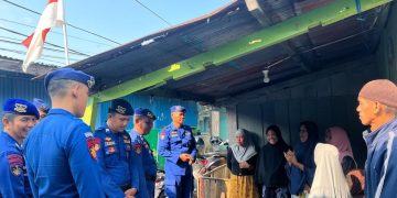 Bakti Sosial Jumat Berkah, Ditpolairud Berbagi dengan Warga Jembatan Besi