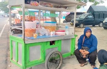 Berkat Kerja Keras, Penjual Es Ini Sukses Kuliahkan Anak Hingga ke Jepang