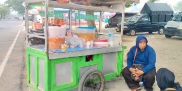 Berkat Kerja Keras, Penjual Es Ini Sukses Kuliahkan Anak Hingga ke Jepang