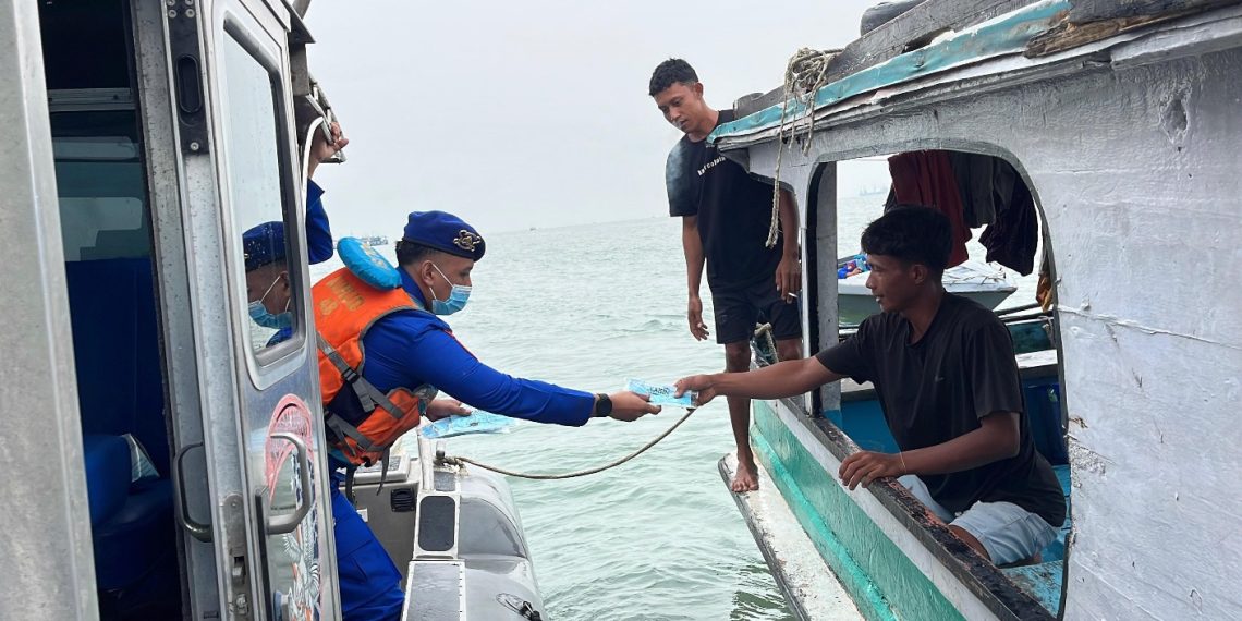 Kabut Asap Selimuti Perairan Tarakan, Polairud Bagikan Ratusan  Masker untuk Nelayan
