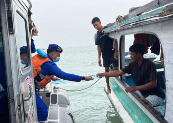 Kabut Asap Selimuti Perairan Tarakan, Polairud Bagikan Ratusan  Masker untuk Nelayan